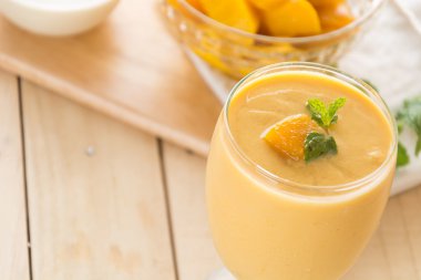 Mango smoothie ahşap üzerine