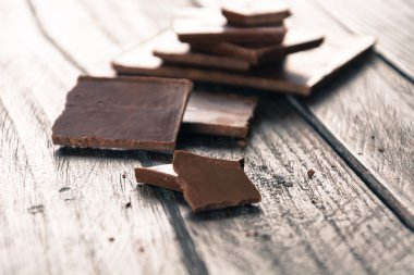 Ahşap üzerine koyu çikolata