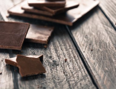 Ahşap üzerine koyu çikolata