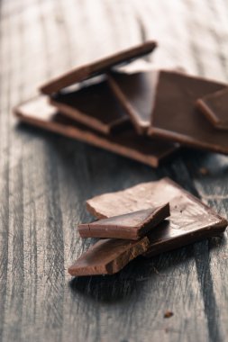 Ahşap üzerine koyu çikolata