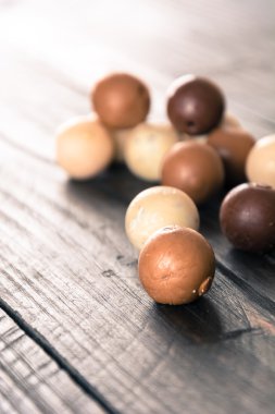 ahşap üzerine çikolata topu