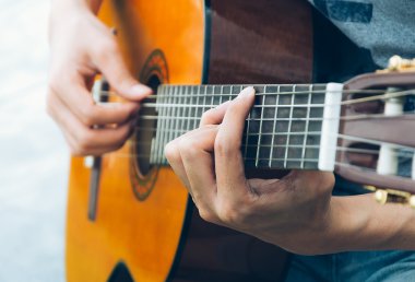  gitar çalmaya el