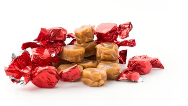 beyaz üzerine karamelli şeker