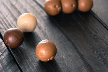 ahşap arka plan üzerinde koyu çikolata