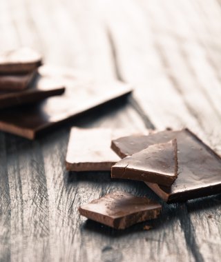ahşap arka plan üzerinde koyu çikolata