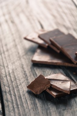 ahşap arka plan üzerinde koyu çikolata