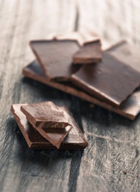 ahşap arka plan üzerinde koyu çikolata