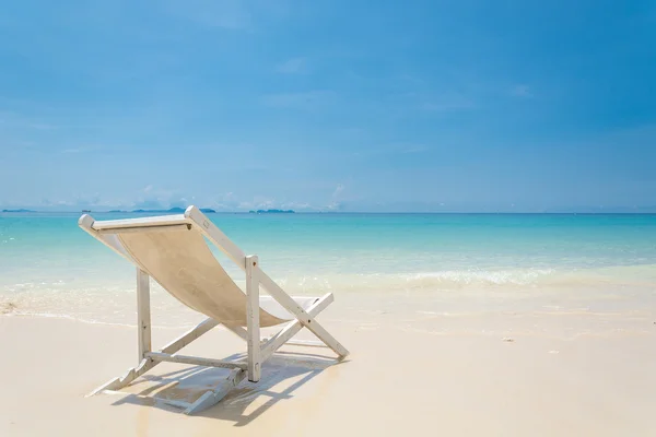 Chaise de plage sur la plage avec ciel bleu — Photo