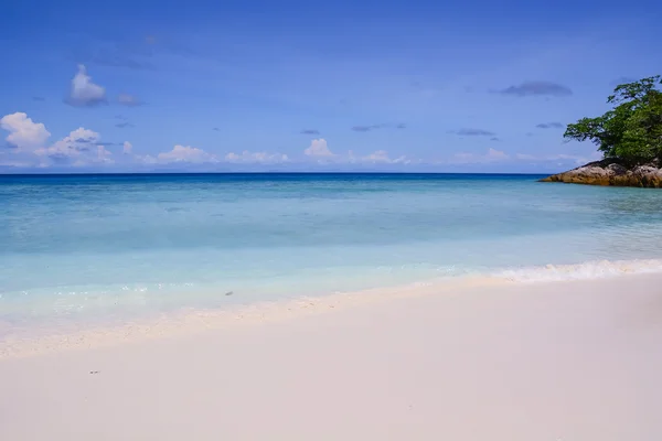 Cielo azul con mar y playa - enfoque suave con filtro de película —  Fotos de Stock