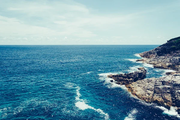 Céu azul com mar e rocha - filtro de filme — Fotografia de Stock