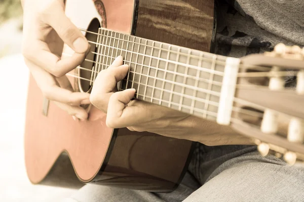 Mão tocando na guitarra — Fotografia de Stock