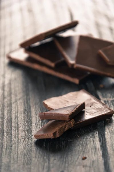 Ahşap üzerine koyu çikolata
