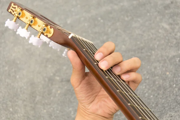 Mano tocando en la guitarra —  Fotos de Stock