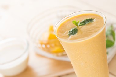 Mango smoothie ahşap üzerine