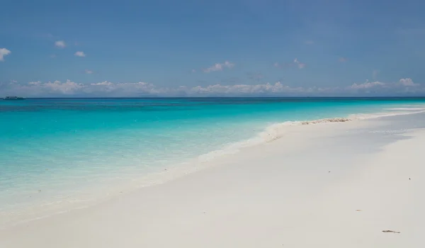 Ciel bleu avec mer et plage — Photo