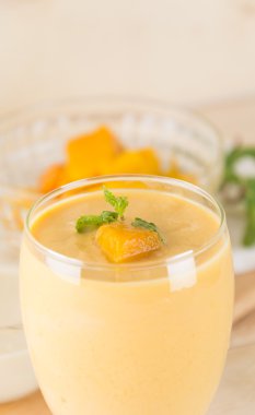 Mango smoothie ahşap üzerine