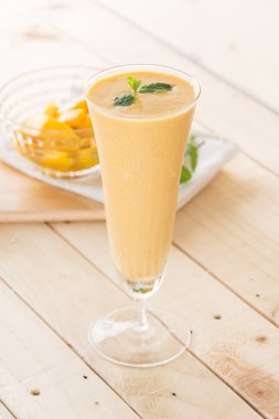 Mango smoothie ahşap üzerine