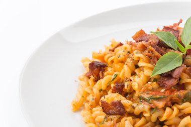 Penne makarna üzerine beyaz