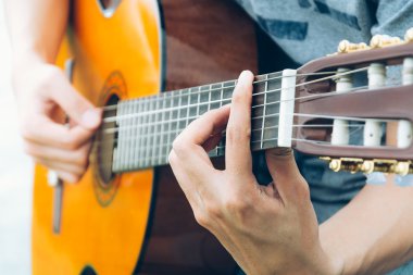  gitar çalmaya el