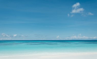 Deniz ve plaj - film filtresi ile yumuşak odak ile mavi gökyüzü