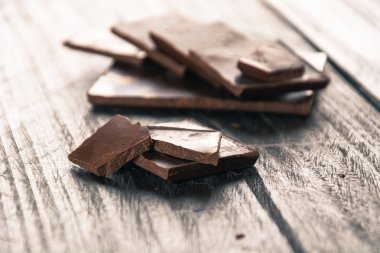 Ahşap üzerine koyu çikolata