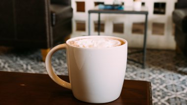 Kahve fincanı masada.