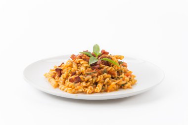 Penne makarna üzerine beyaz