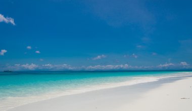 Deniz ve plaj ile mavi gökyüzü