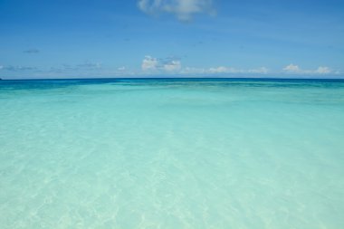 Deniz ve plaj ile mavi gökyüzü