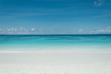 Deniz ve plaj - film filtresi ile yumuşak odak ile mavi gökyüzü