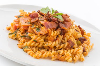 Penne makarna üzerine beyaz