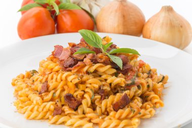 Penne makarna üzerine beyaz