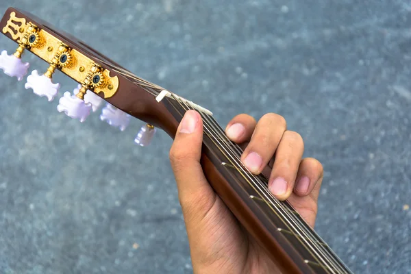 Hand spela på gitarr — Stockfoto