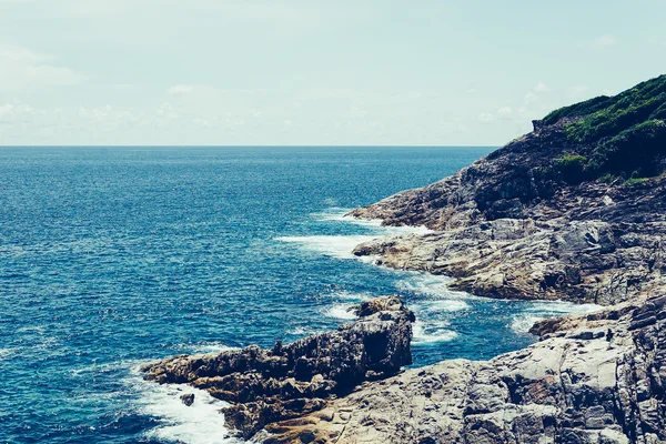 Céu azul com mar e rocha - filtro de filme — Fotografia de Stock