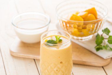 Mango smoothie ahşap üzerine