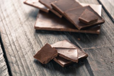 Ahşap üzerine koyu çikolata