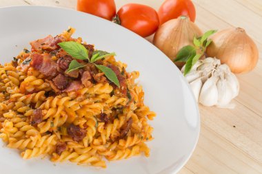 Penne makarna plaka üzerinde
