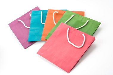 Beyaz üzerine kağıt torba.