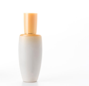 Serum şişesi üzerinde beyaz
