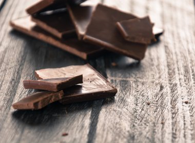 Ahşap üzerine koyu çikolata