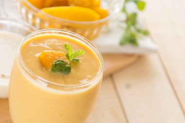 Mango smoothie ahşap üzerine