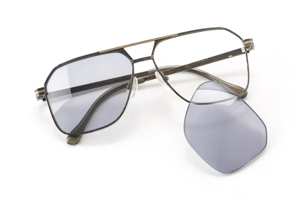 Сонцезахисні окуляри на білому — стокове фото