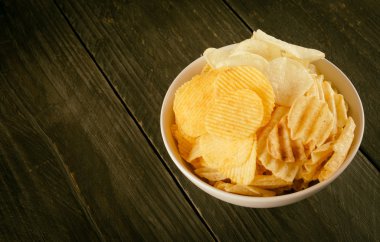 patates cipsi Wood - vintage film filtresi ile yumuşak odak