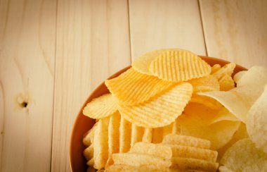 patates cipsi Wood - vintage film filtresi ile yumuşak odak