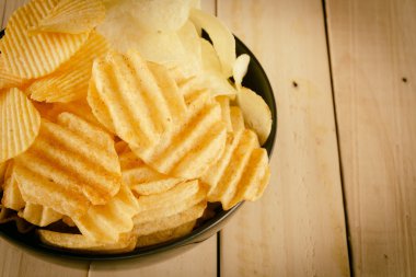 patates cipsi Wood - vintage film filtresi ile yumuşak odak