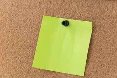 cork board üzerinde yapışkan not