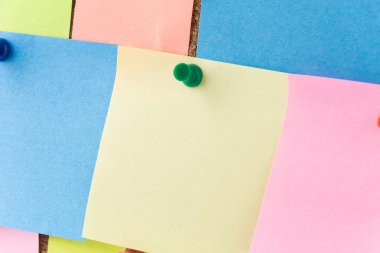 cork board üzerinde yapışkan not