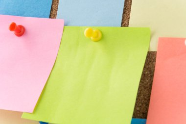cork board üzerinde yapışkan not