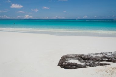 Mavi gökyüzü ile plaj deniz ve günlük
