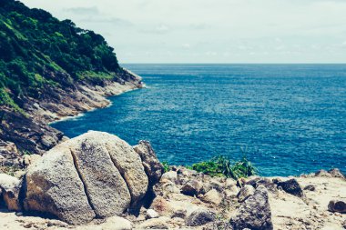 Deniz ve rock - film filtre mavi gökyüzü